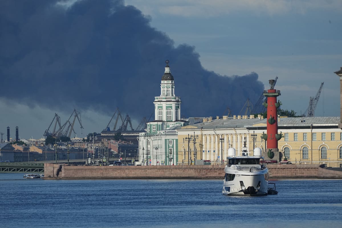 Una columna de humo se observa sobre el puerto de San Petersburgo, Rusia, tras un ataque con drones ucranianos