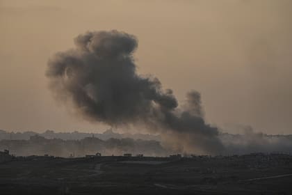 Una columna de humo señala el lugar donde se produjo un ataque aéreo israelí en la Franja de Gaza, visto desde Sderot, en el sur de Israel, el 6 de enero de 2025. (AP Foto/Tsafrir Abayov)