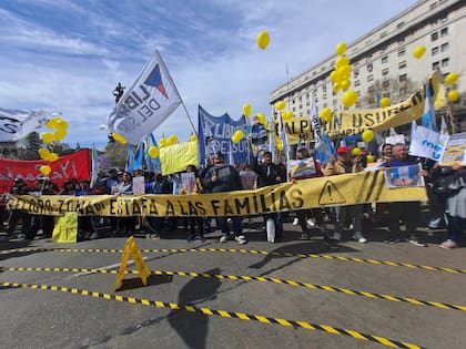 Una columna de Libres del Sur, el miércoles, en la Plaza del Congreso, en la protesta por el endeudamiento familiar