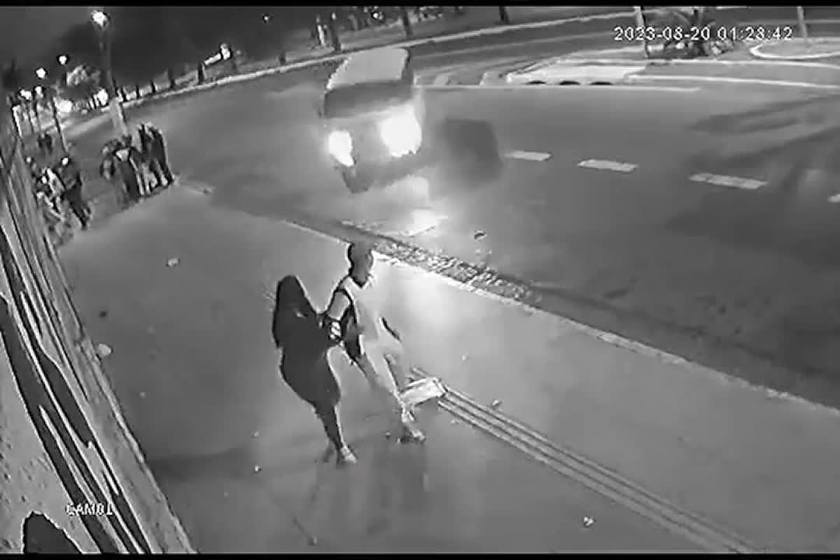 Una combi perdió el control, se subió a la vereda y mató a una embarazada