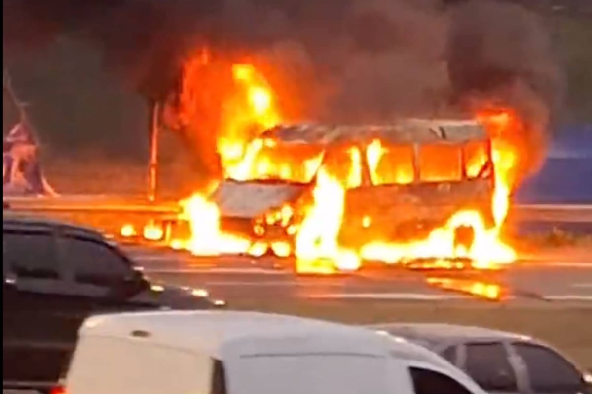 Una combi se prendió fuego en la General Paz