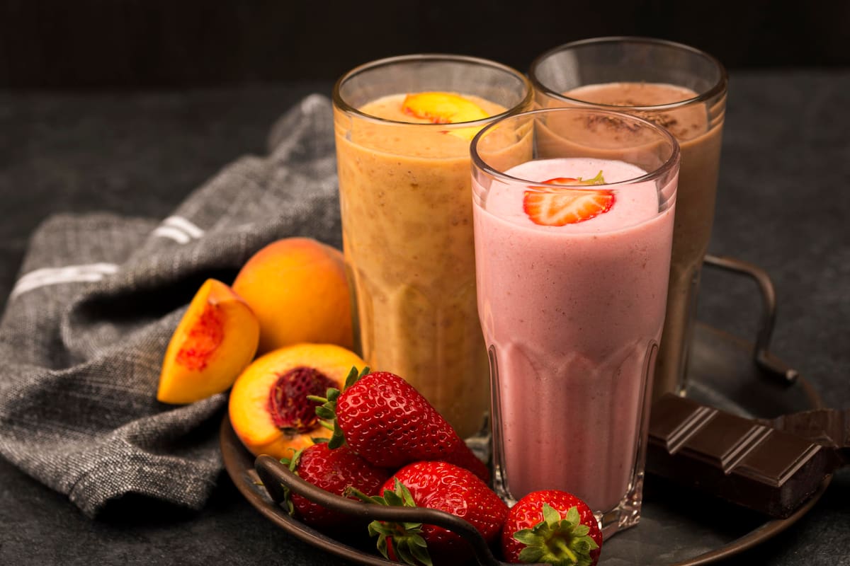 Una combinación adecuada de carbohidratos, proteínas y grasas saludables, se pueden obtener nutrientes esenciales en un solo vaso