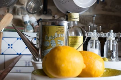 Una combinación que ha ganado popularidad: aceite de oliva con limón en ayunas. Foto: Pxhere.