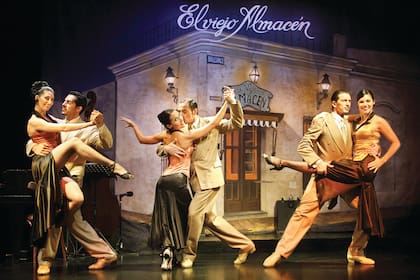 Una comida bien argentina es el preludio a un show de tango impecable, todo en dos de las esquinas más antiguas de la ciudad