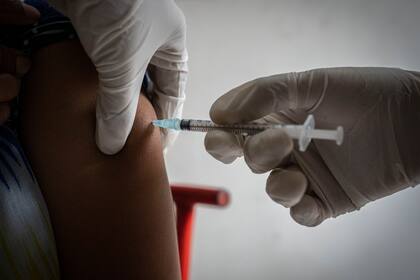 Una comisión técnica asesora analizará asimilar la aplicación anual de la vacuna para Covid como ocurre con la de influenza