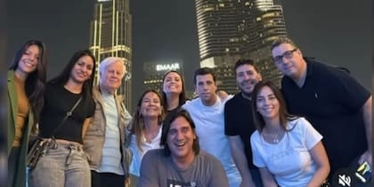 Una comitiva argentina, encabezada por Daniel Garbellini (a la derecha) no pudo llegar a Israel y terminó en Dubai.