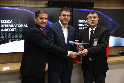 Una comitiva de China Eastern se reunió la semana pasada con autoridades de Aeropuertos Argentina