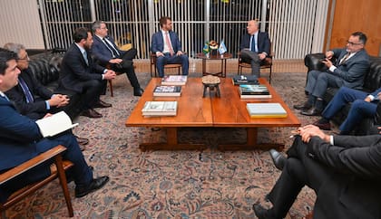 Una comitiva de parlamentarios argentinos desembarcó en Brasilia para despegarse de Milei.