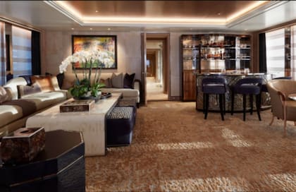 Una cómoda sala de estar está equipada con un bar completo