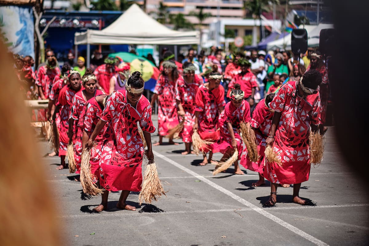Una compañía de danza tradicional de la tribu Saint-Louis presenta una danza sobre el cultivo del ñame, el tubérculo canaco sagrado durante un día simbólico que marca la toma de posesión de Nueva Caledonia por Francia el 24 de septiembre de 1953