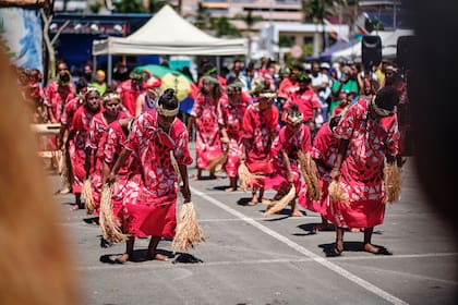 Una compañía de danza tradicional de la tribu Saint-Louis presenta una danza sobre el cultivo del ñame, el tubérculo canaco sagrado durante un día simbólico que marca la toma de posesión de Nueva Caledonia por Francia el 24 de septiembre de 1953