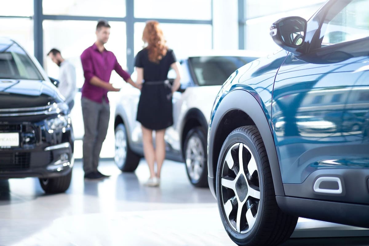 Una compañía de venta de autos usados fundada por latinos cerró sucursales tras declararse en bancarrota