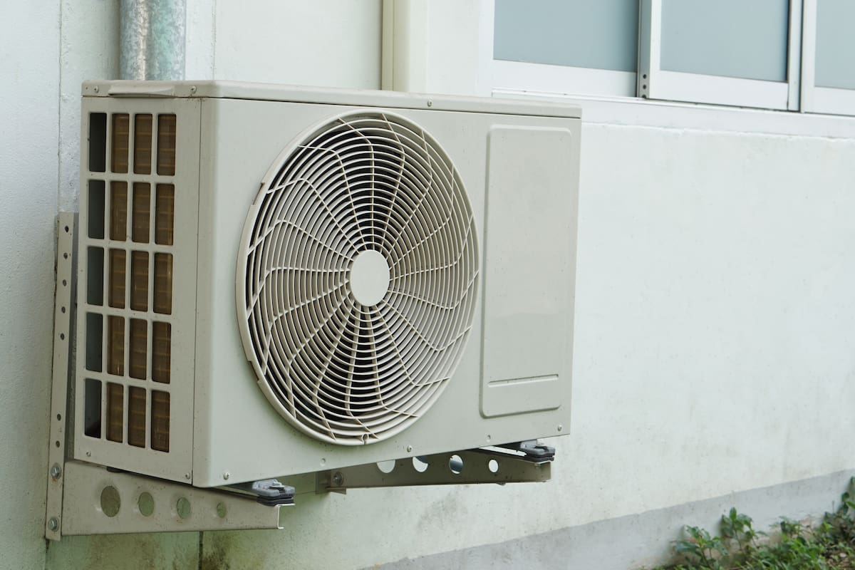 Una compañía desarrolló una tecnología para reemplazar el gas refrigerante del aire acondicionado por un material barocalórico, compuesto de cristales que almacenan o liberan calor por cambio de presión