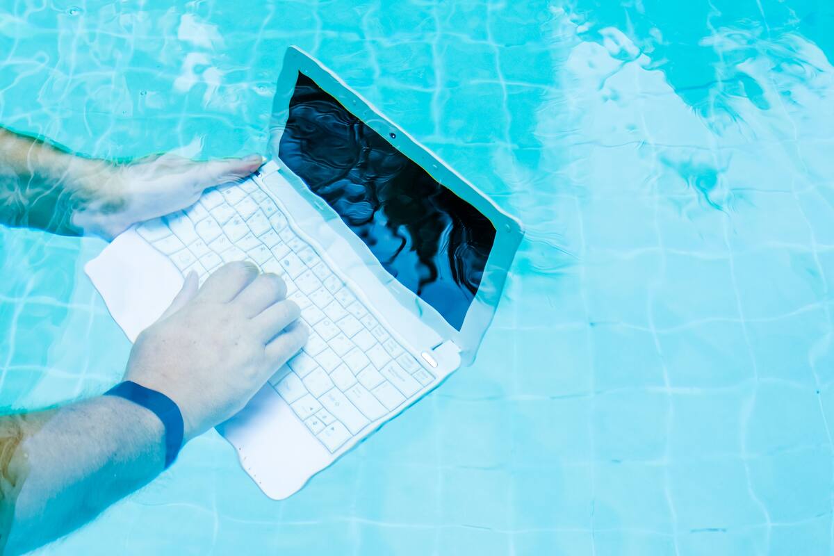 Una compañía inglesa busca reducir la basura electrónica desde la fabricación, usando fibras solubles en agua caliente para la placa base en la que se sueldan los componentes de cualquier computadora, para facilitar su reciclado posterior