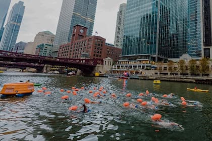 Una competencia de natación se llevó a cabo en el río Chicago; hacía 98 años que nadie nadaba en sus aguas (Facebook/Chicago River Swim)
