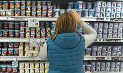 Una compradora busca productos de Precios Cuidados en la góndola de un supermercado de Vicente López