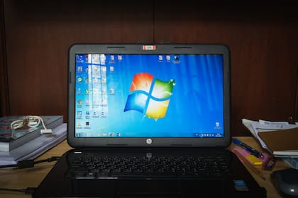 Una computadora portátil con Windows 7, que acaba de recibir una nueva actualización a pocos días del final de soporte al sistema operativo que Microsoft lanzó hace diez años