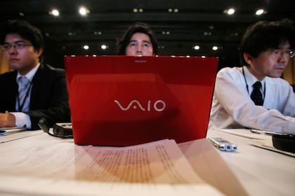 Una computadora portátil VAIO durante el anuncio de Sony, que se desprenderá de su división de PC y trasladará la producción de TV a una subsidiaria