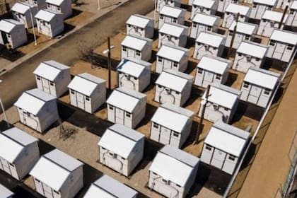 Una comunidad con 75 de estas "casas diminutas" temporarias fue recientemente inaugurada en Tarzana, Los Ángeles, Estados Unidos
