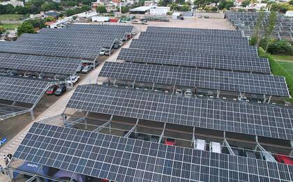 Una concesionaria de autos hace un año en Córdoba inauguró el primer parque solar de generación distribuida privada del país.