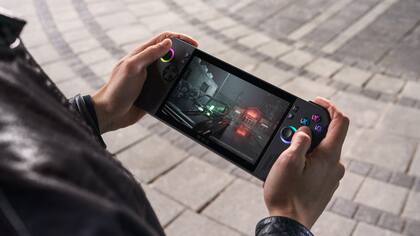 Una consola de mano Asus ROG Ally X de 2024; la versión de Xbox tiene un leve rediseño y lleva un procesador más moderno