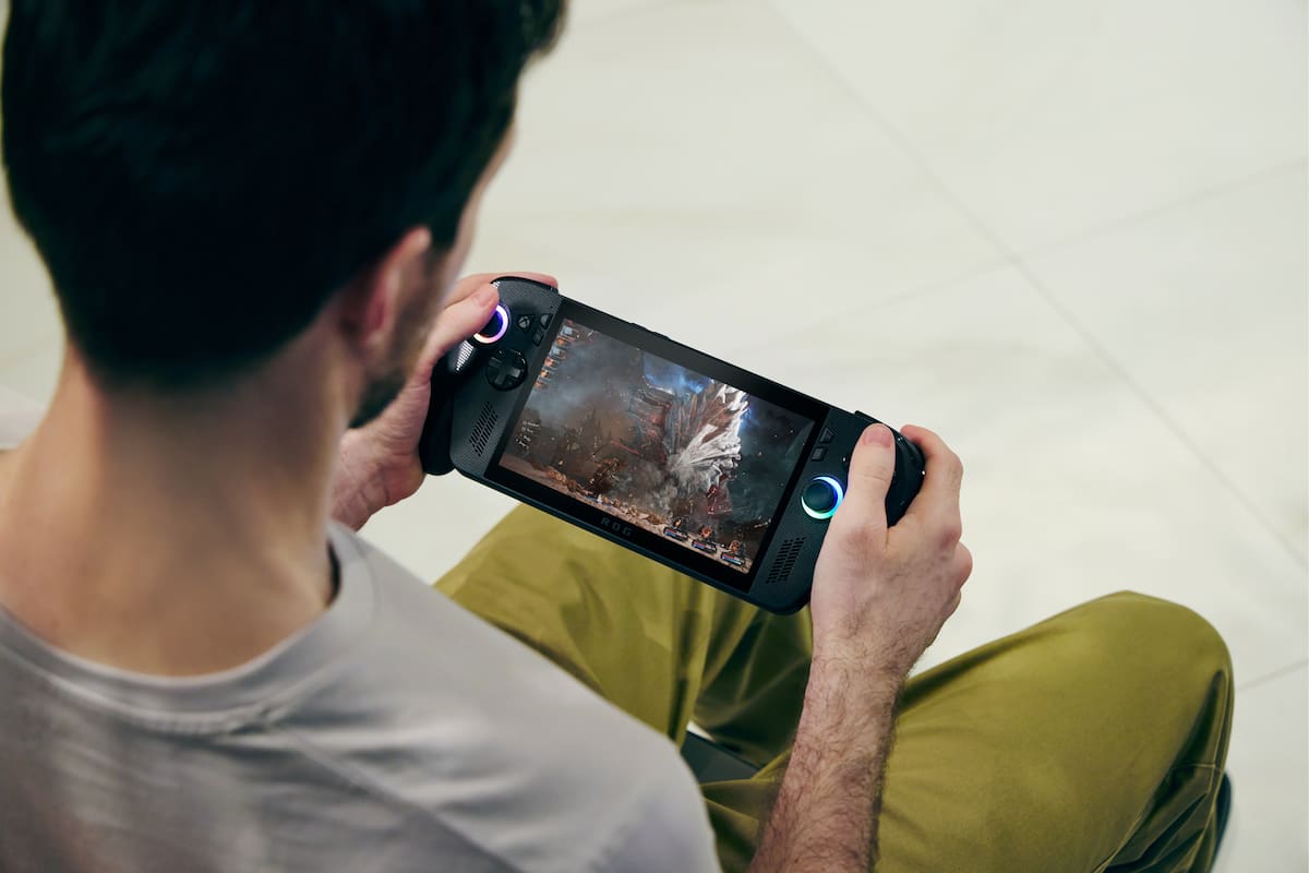 Una consola de mano ROG Xbox Ally X, con pantalla de 7 pulgadas y resolución FullHD a 120 Hz, procesador AMD Ryzen AI Z2 Extreme, NPU integrado, 24 GB de RAM, SSD de 1 TB y batería de 80 Wh