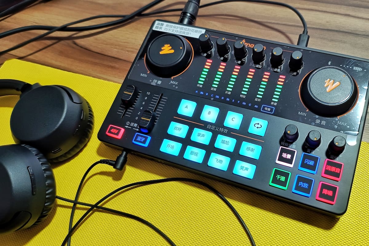 Una consola E2 de Maono