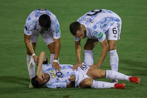 Una constante en la noche de Caracas: Messi, en el piso tras recibir la falta de un venezolano