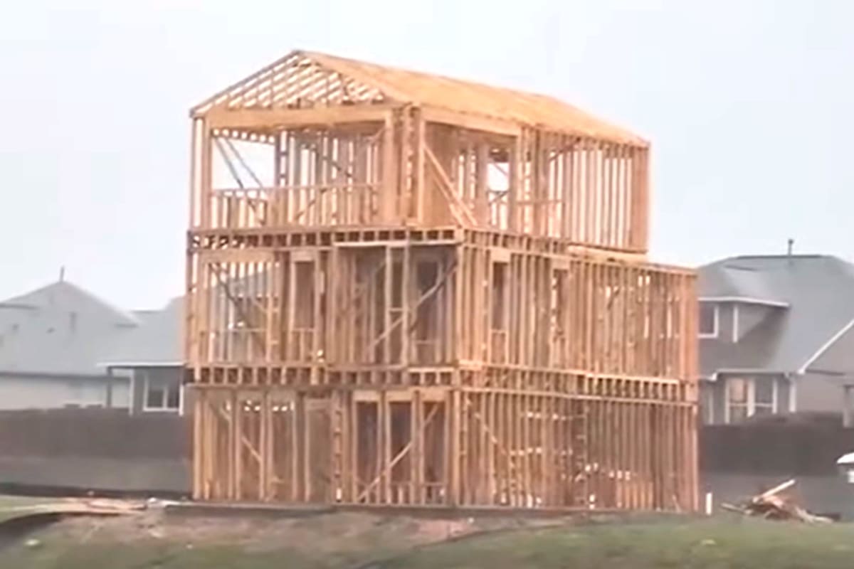 Una construcción de una casa al norte de Houston quedó totalmente destrozada por los vientos del temporal en Texas