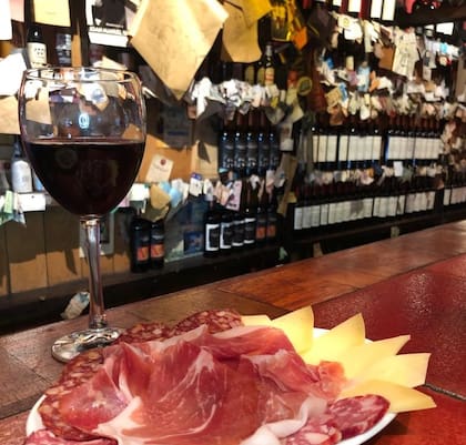 Una copa de vino y fiambres para la hora del aperitivo