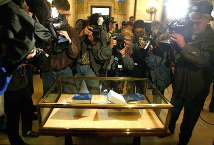 Una copia firmada por J. K. Rowling blindada en la Biblioteca Pública de Nueva York,