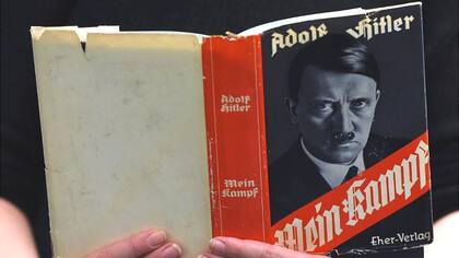Una copia original de "Mi lucha": fue el manifiesto de Hitler para la conquista y la intolerancia racial