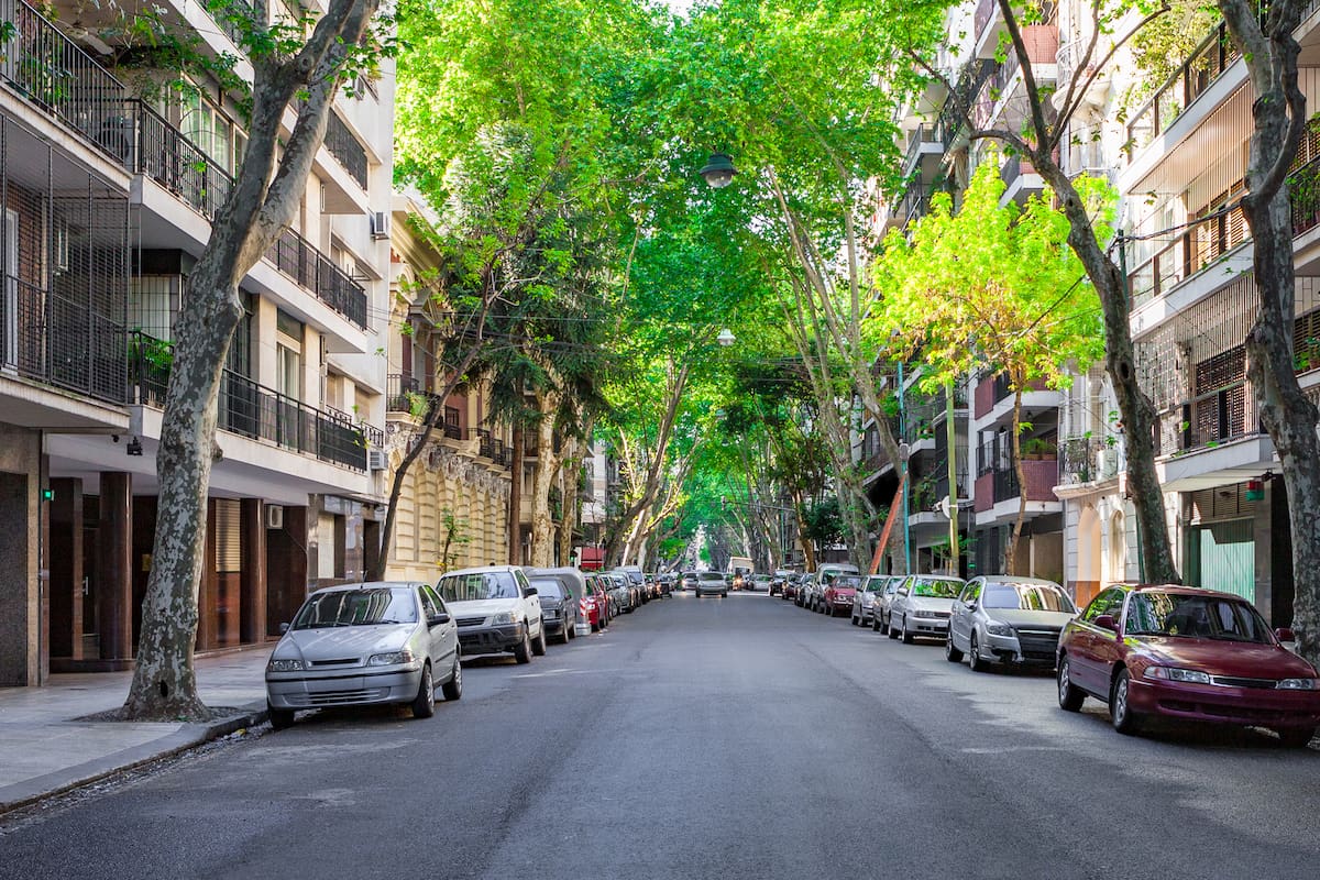 Una coqueta y arbolada calle en el barrio de Recoleta