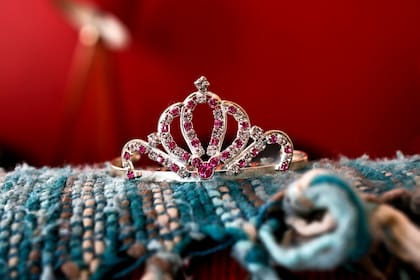 Una corona sobre el sofá en la casa de Luna