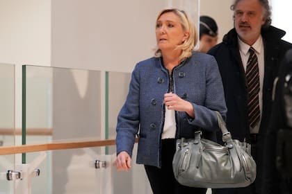 Una corte francesa declara culpable a la líder de extrema derecha Le Pen en caso de malversación