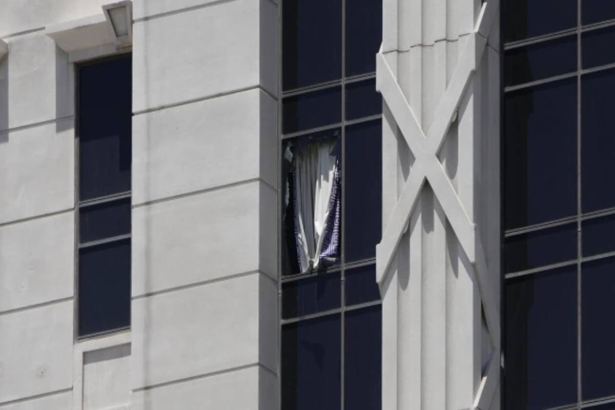 Una cortina cuelga de una ventana rota en la torre de un hotel en el Caesars Palace Hotel & Casino, el martes 11 de julio de 2023 en Las Vegas