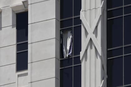 Una cortina cuelga de una ventana rota en la torre de un hotel en el Caesars Palace Hotel & Casino, el martes 11 de julio de 2023 en Las Vegas