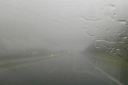 Una cortina de agua en la ruta para llegar a Punta del Este