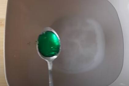 Una creadora estadounidense compartió un método para limpiar sofás y alfombras con elementos que todos tienen en casa: agua tibia, jabón para platos y bicarbonato de sodio