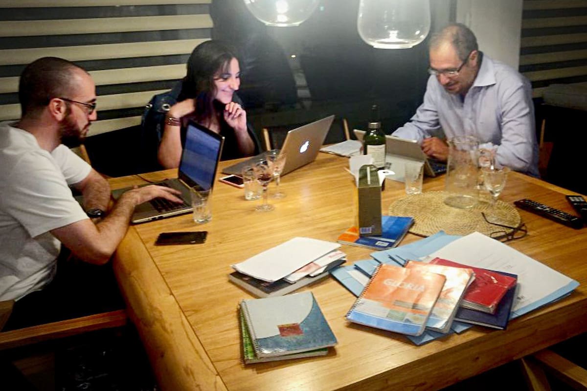 Una crónica en primera persona sobre qué hace un periodista cuando tiene una noticia explosiva; la intimidad de una primicia; cafés, trasnoches y emociones