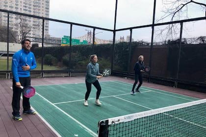 Una cronista argentina aceptó el desafío de aprender a jugar con Juan Arraya, número uno de este particular deporte en ascenso