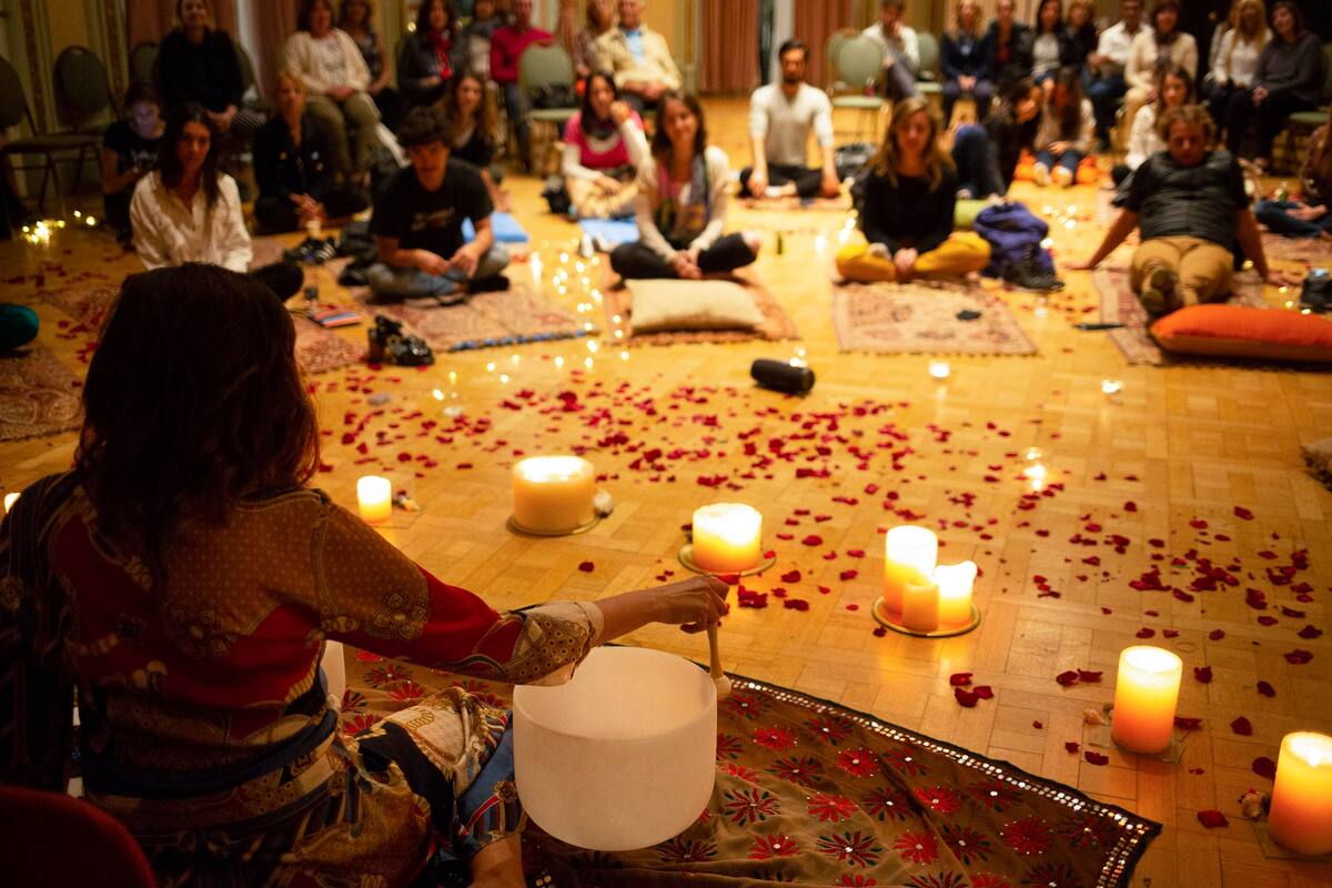 Una cronista asiste a un sound bath, modalidad de meditación de moda en ámbitos corporativos