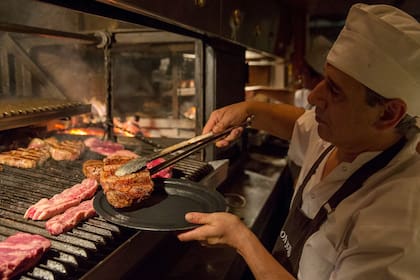 Una cronista visita uno de los restaurantes más emblemáticos de Palermo para entender cómo funciona; entre bifes y clases de inglés