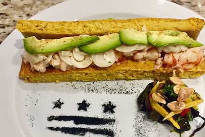 Una cruza entre una causa peruana y una humita norteña