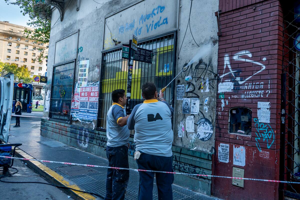 Una cuadrilla de la la Secretaria de Gobierno y Vínculo Ciudadano trabaja sobre la esquina de Rodríguez Peña y Rivadavia, una de las detectadas en el relevamiento