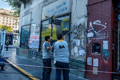 Una cuadrilla de la la Secretaria de Gobierno y Vínculo Ciudadano trabaja sobre la esquina de Rodríguez Peña y Rivadavia, una de las detectadas en el relevamiento