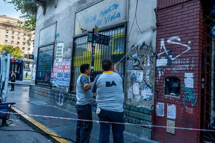 Una cuadrilla de la la Secretaria de Gobierno y Vínculo Ciudadano trabaja sobre la esquina de Rodríguez Peña y Rivadavia, una de las detectadas en el relevamiento