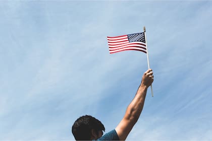 Una cuenta bancaria, una licencia de conducir y un seguro médico, vitales para un latino que recién llega a Estados Unidos (archivo)