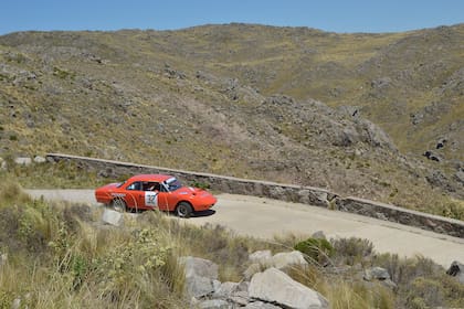 Una cupé Torino 380, de Héctor Pardal y Agustín Vergagni, que parece emular al Trueno Naranja de Turismo Carretera pero en senderos montañosos.