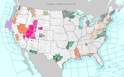 Una cúpula de aire caliente afectará desde Georgia hasta Nueva York, con temperaturas superiores a 90 °F (32 °C) y sensaciones térmicas más altas, lo que aumenta el riesgo de golpes de calor, especialmente para personas sin acceso a aire acondicionado